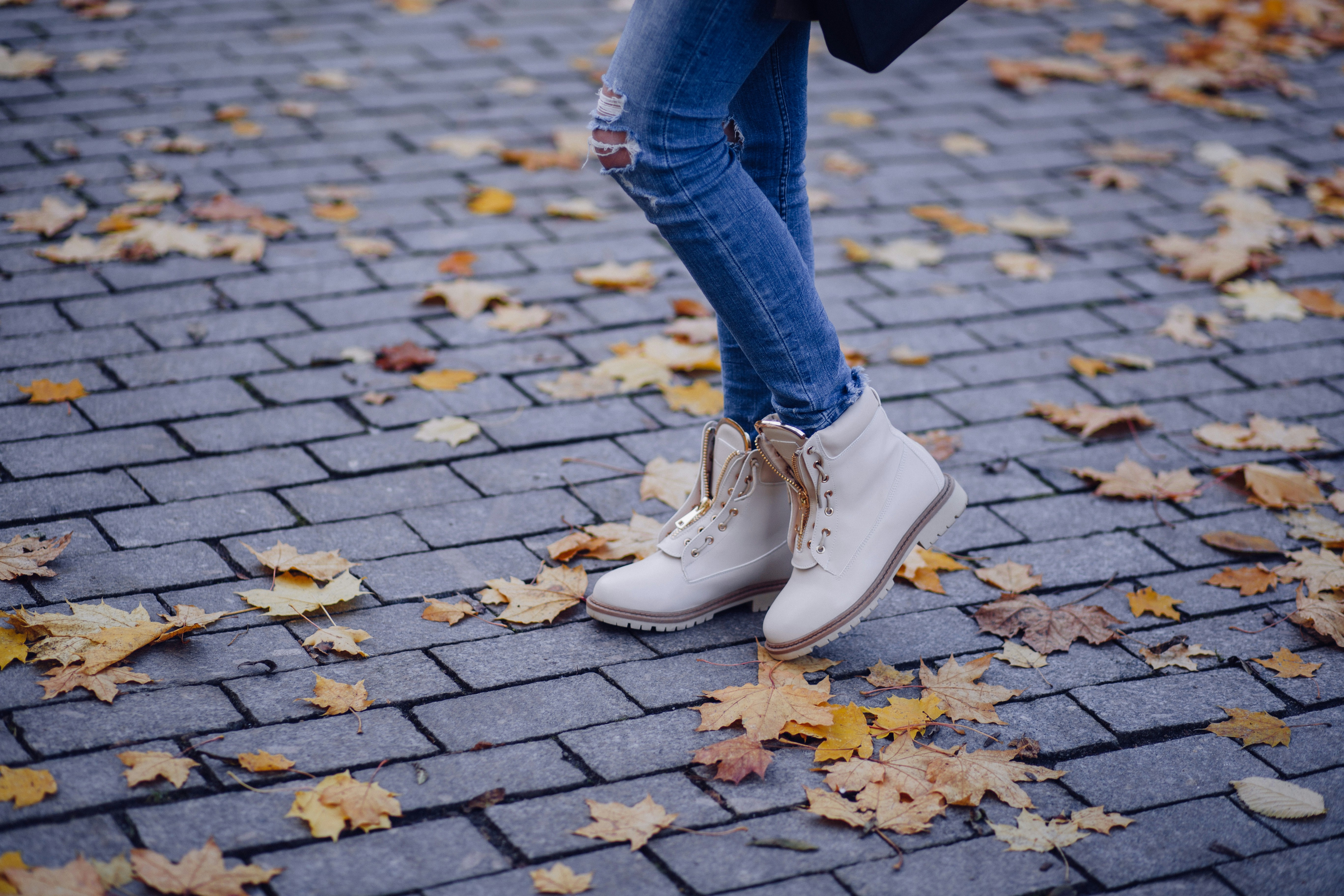 woman in shoes in autumn - Autumn Vs Spring Color Analysis