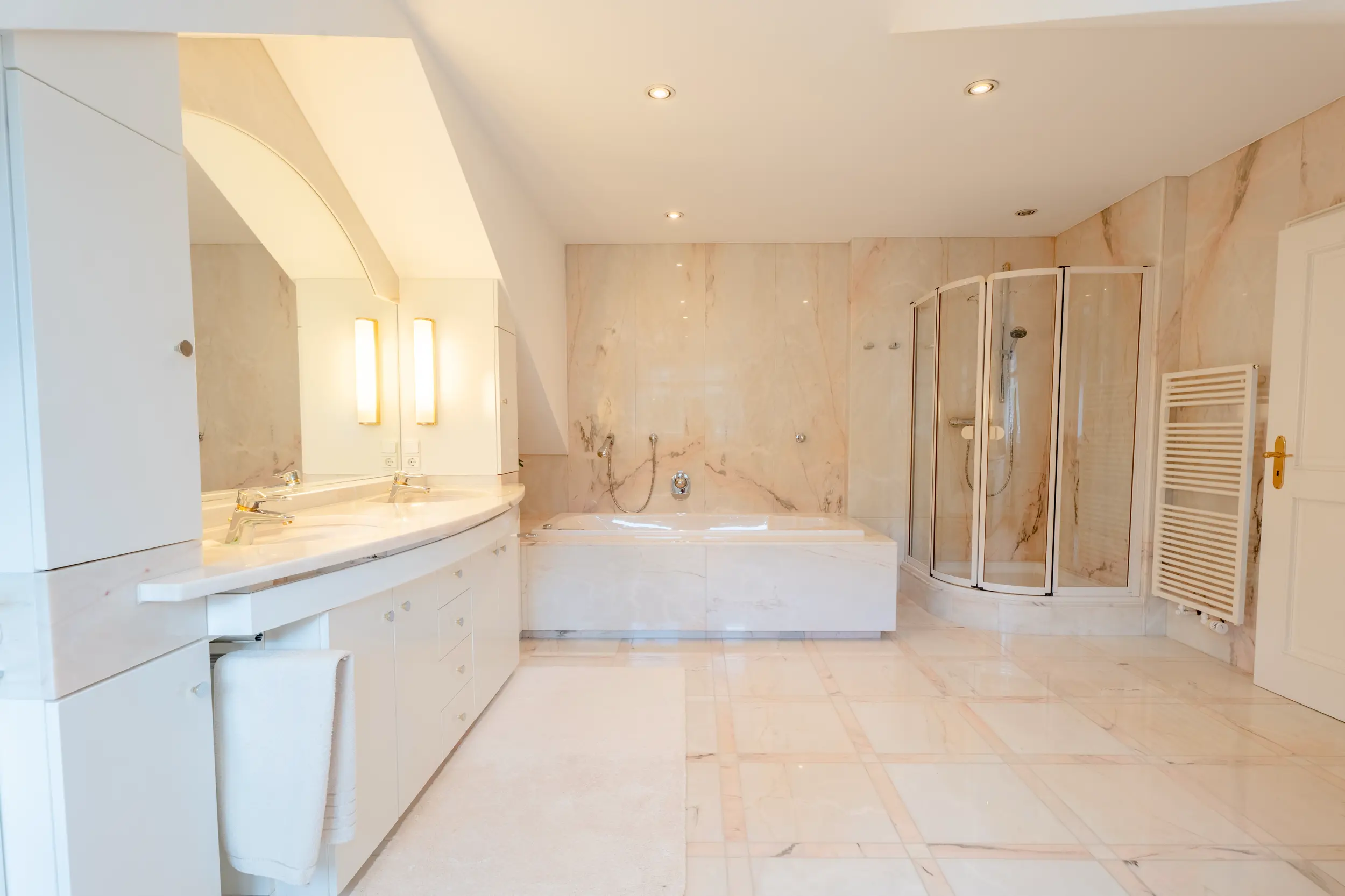 Großzügiges Badezimmer der Villa Gronau (Westfalen) mit Marmor, Doppelwaschbecken, Badewanne und moderner Duschanlage