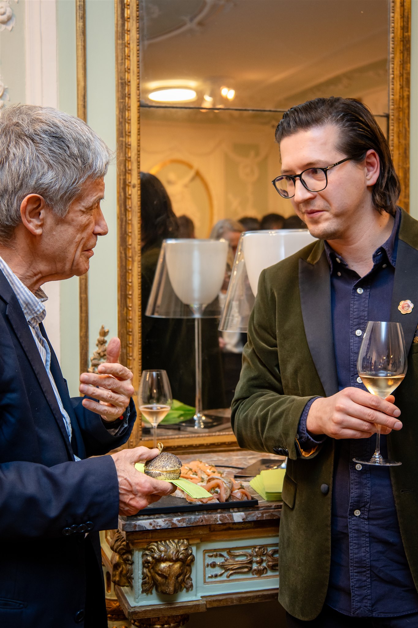 Guests in focused conversation during Recht KI book launch in Zurich