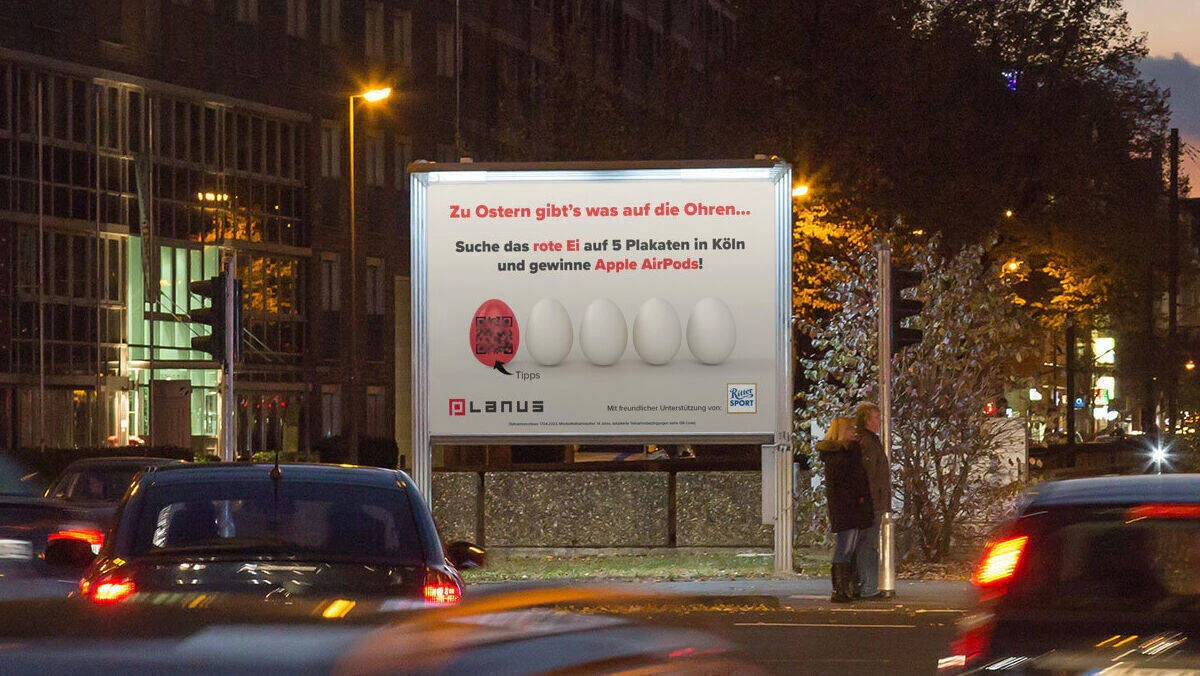Werbeplakat in Köln zur Ostereisuche mit Gewinnchance auf Apple AirPods.