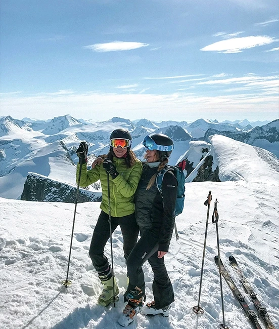 Amis au skis avec matériel disponible en location sur jam