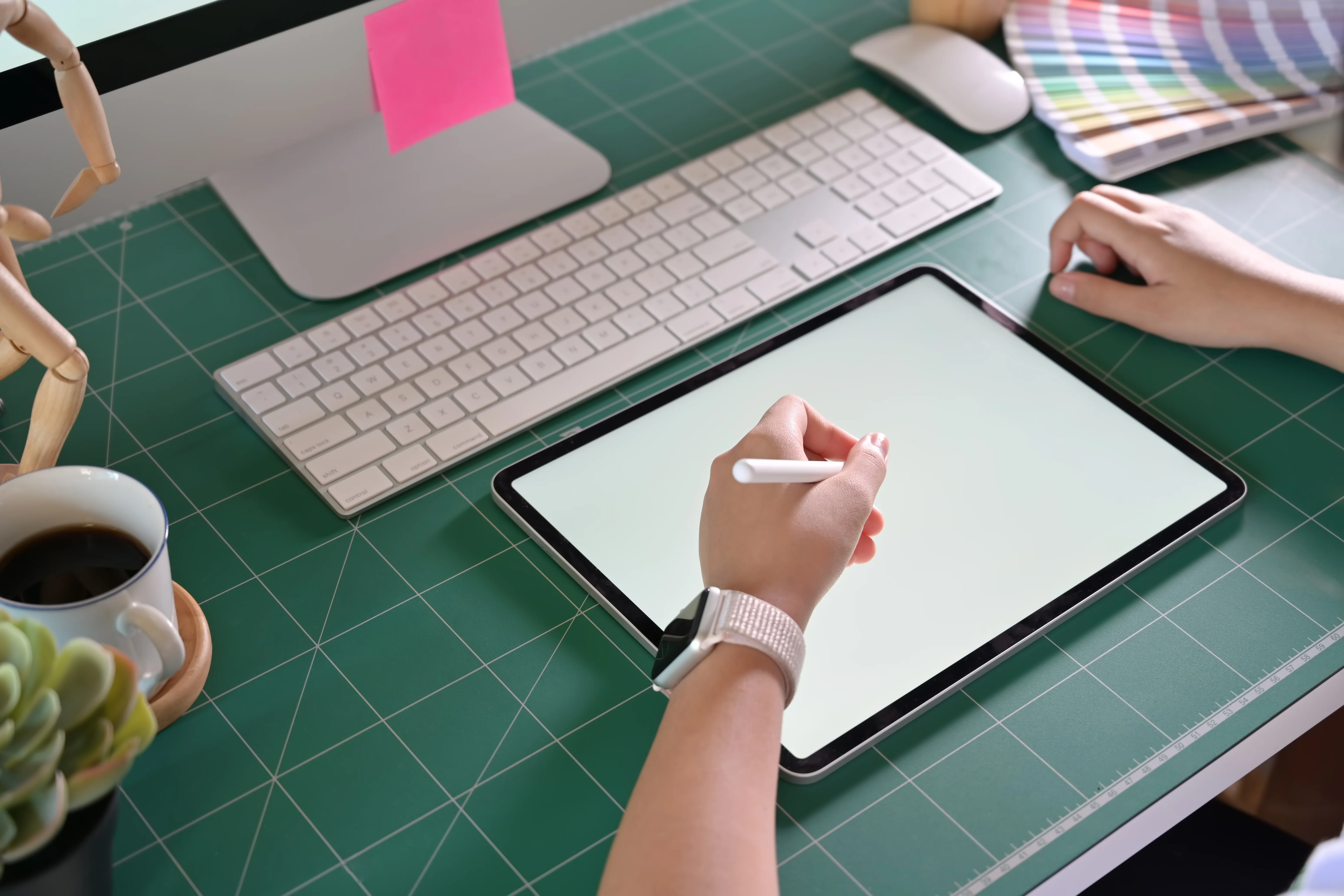Equipe de líderes desenhando o lançamento de um produto com base das estratégias de Michael Porter. 