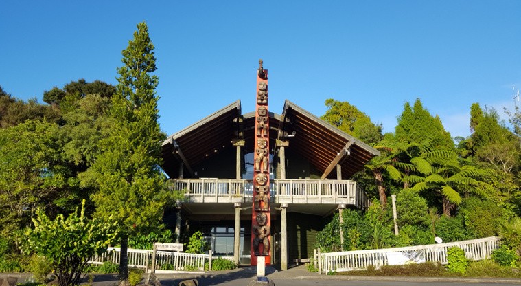 The Maori Pou in front of Arataki Visitor Centre