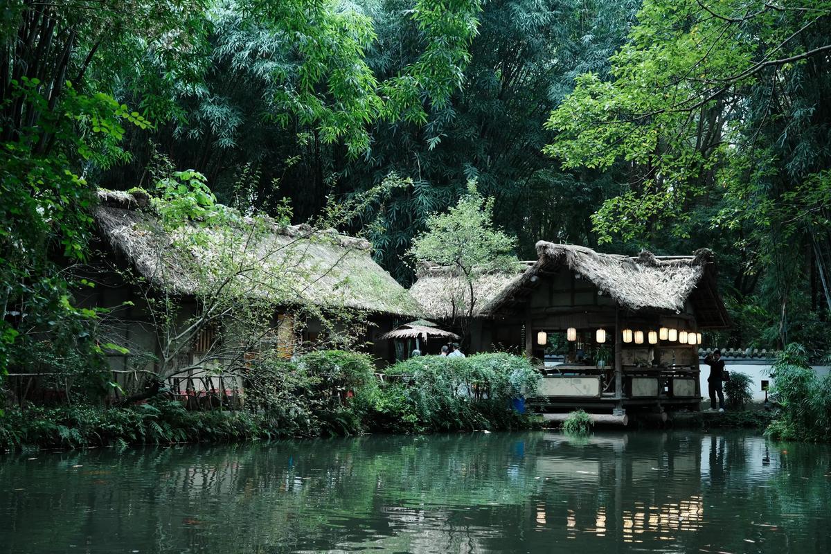 Chengdu City Day Tour covers Du Fu Thatched Cottage, Luhu Lake and New Century Global Centre.4