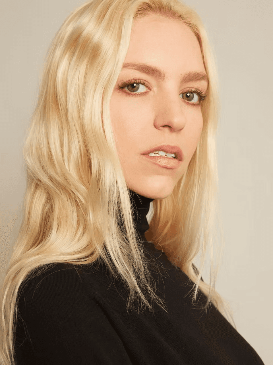 woman in black long sleeve shirt