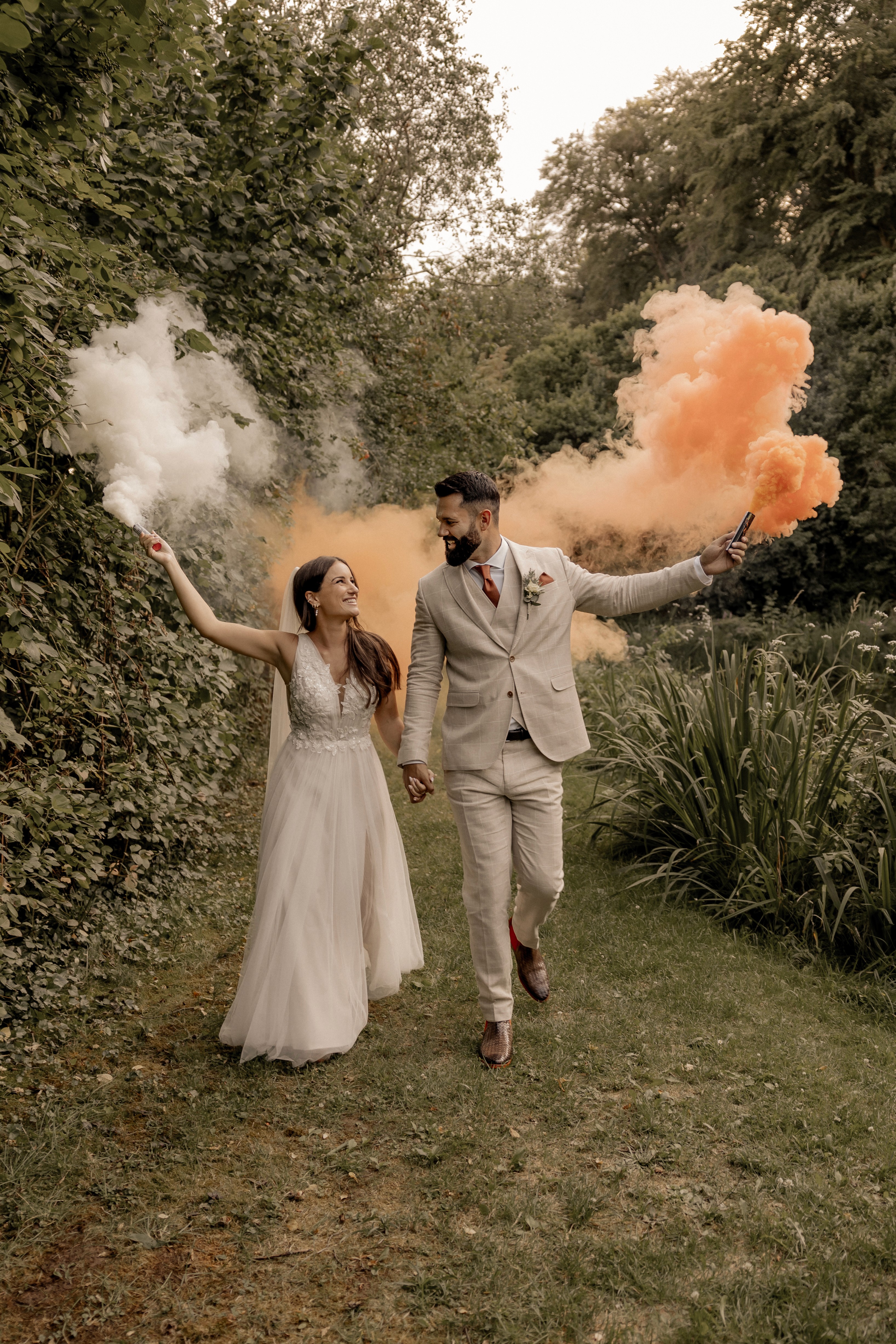 Hochzeitspaar mit Rauchbomben