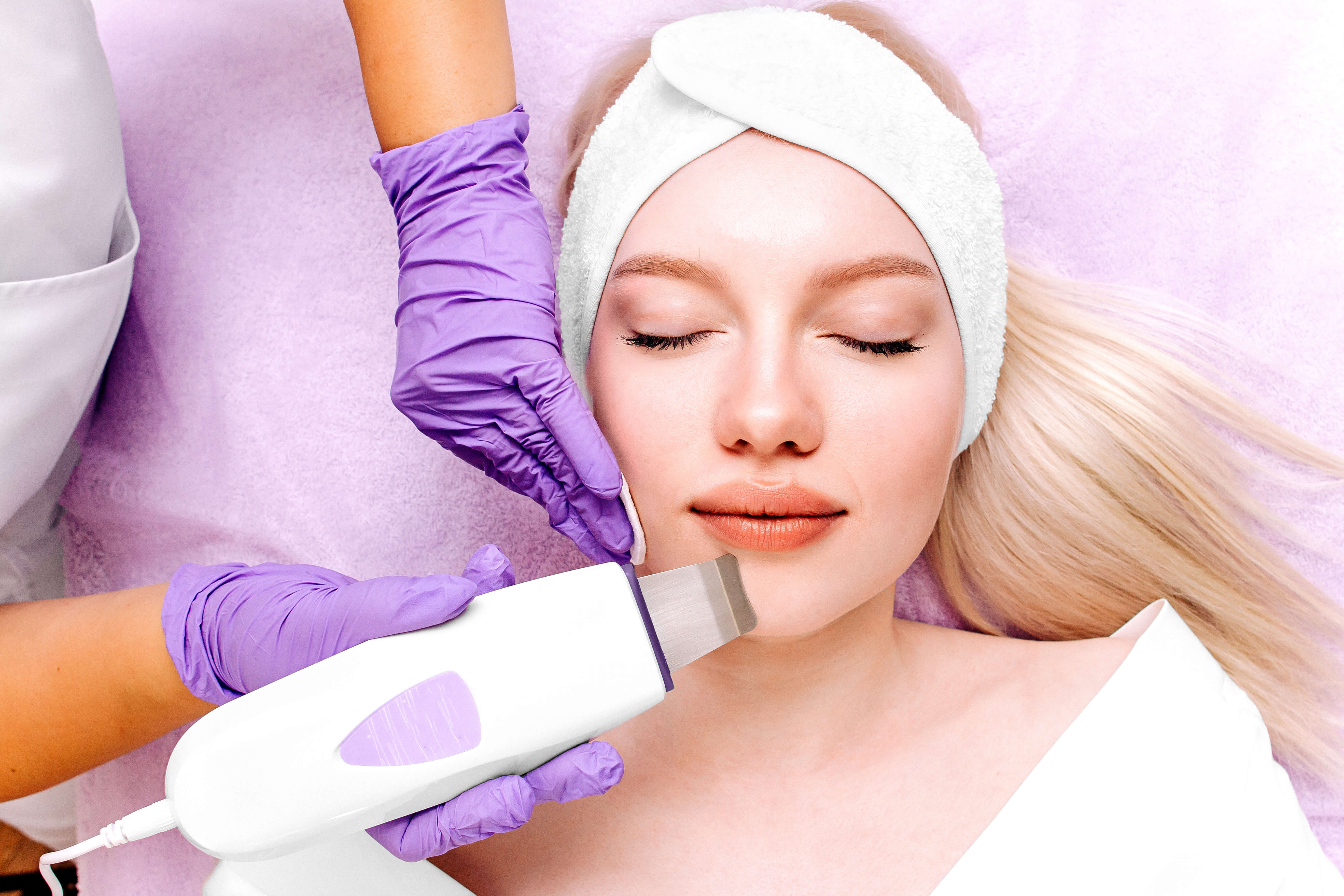 Zabieg peelingu kawitacyjnego na twarz, oczyszczanie skóry za pomocą ultradźwięków.