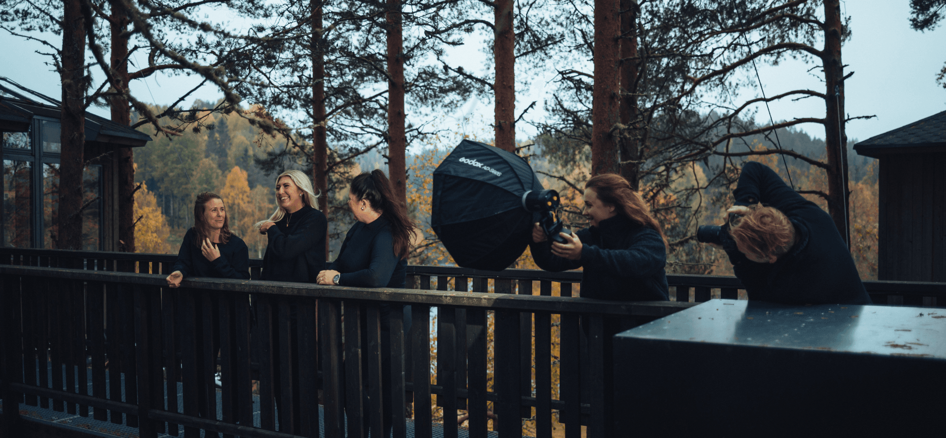 5 personer som förereder en fotografering 