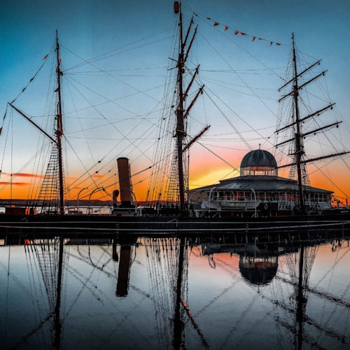 Du thuyền lúc hoàng hôn