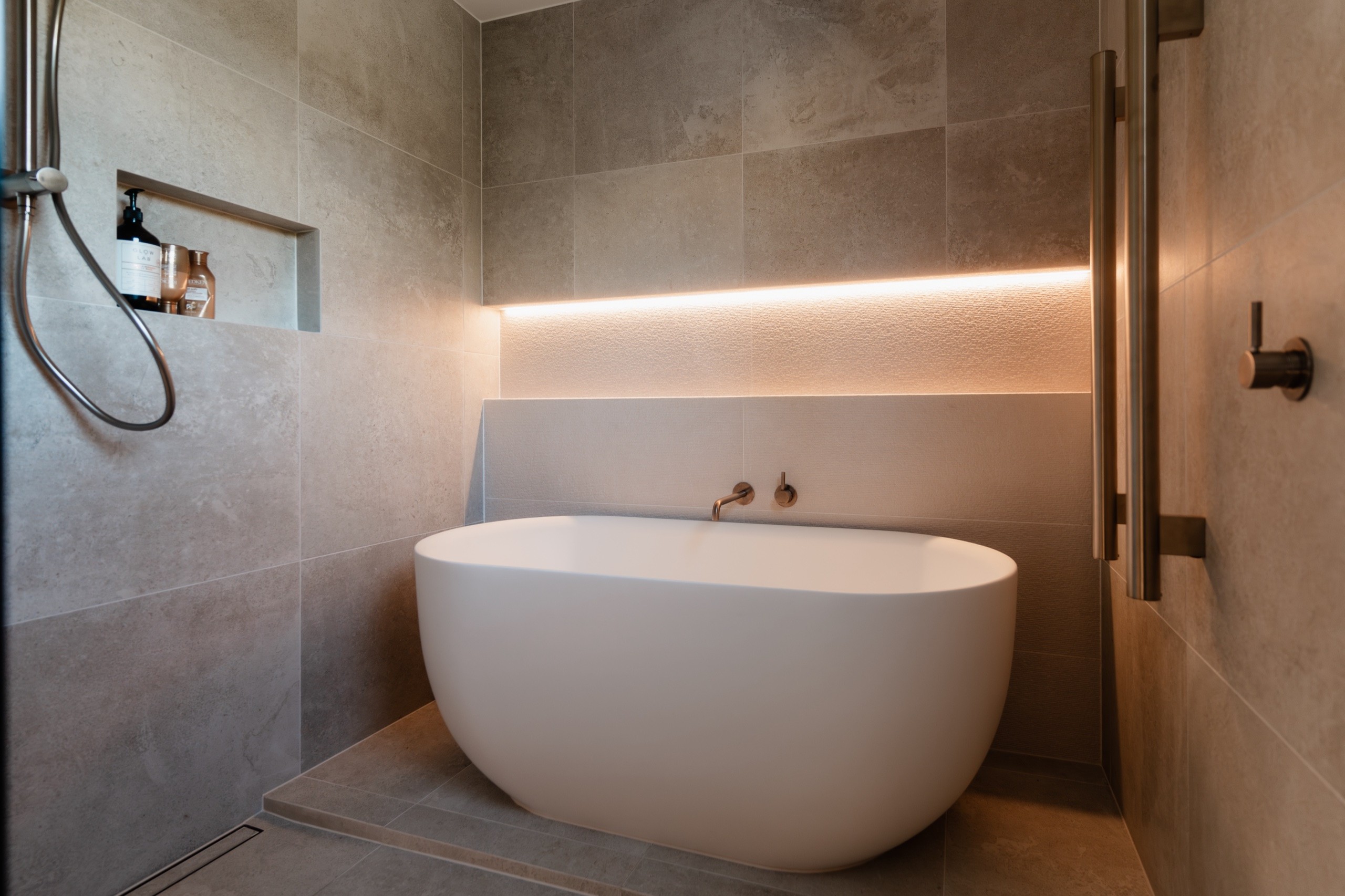 Freestanding bath in a lit recess