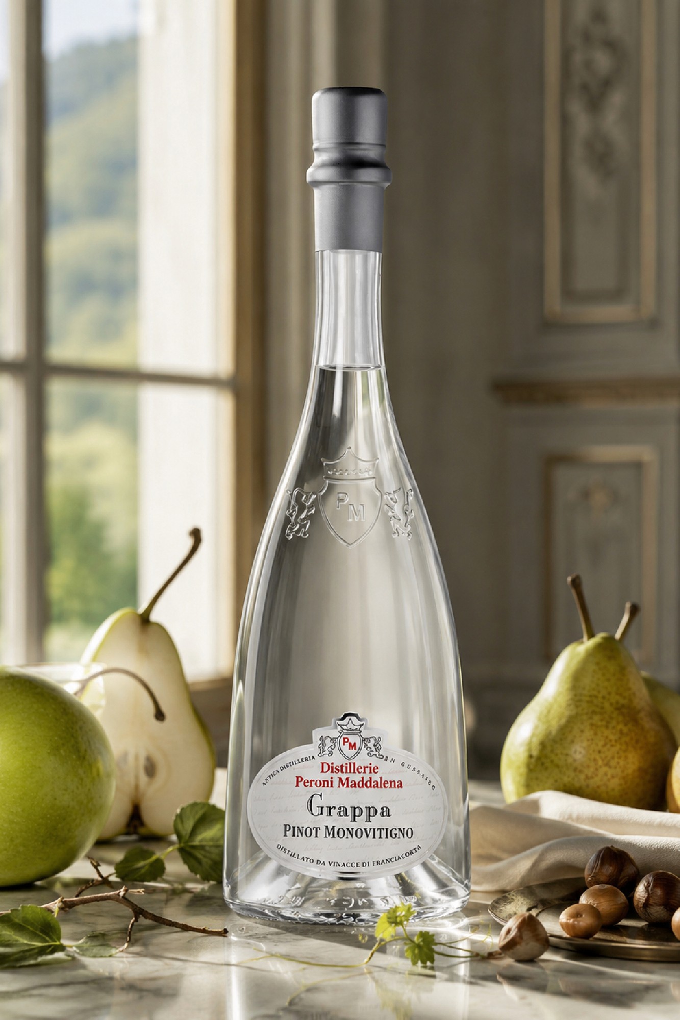Bottiglia di Grappa Peroni Maddalena Bianca di Pinot con pere su sfondo interno luminoso
