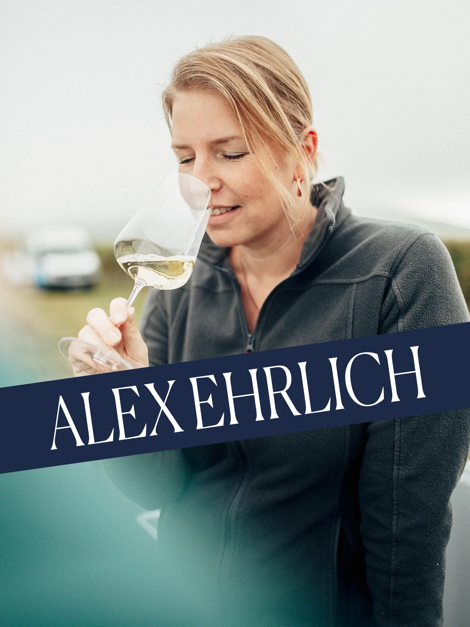 Alex Ehrlich riecht Weißwein mit geschlossenen Augen, Namenseinblendung
