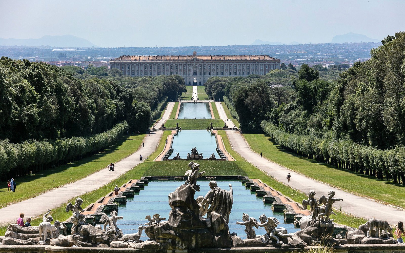 Fuentes y jardines en el Palacio Real de Caserta, Nápoles, Italia.