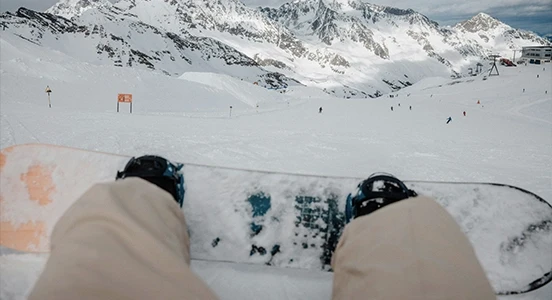 Descendre la montagne en snowboard