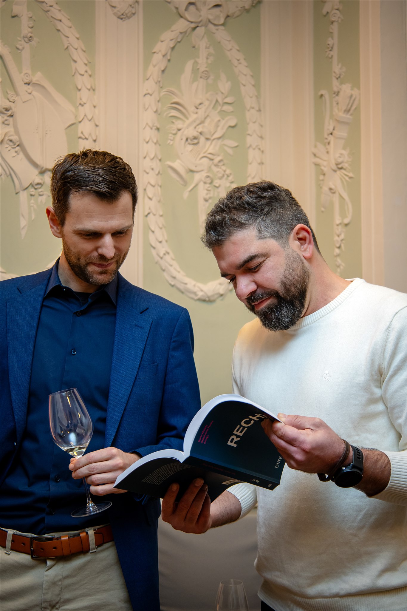 Guests reading the Recht KI book together at launch event in Zurich