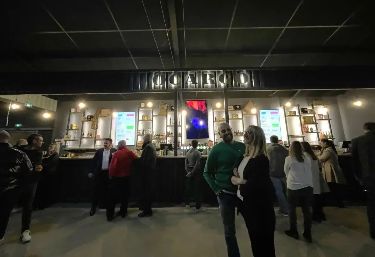 vue de face du bar et de l'enseigne ôcargo