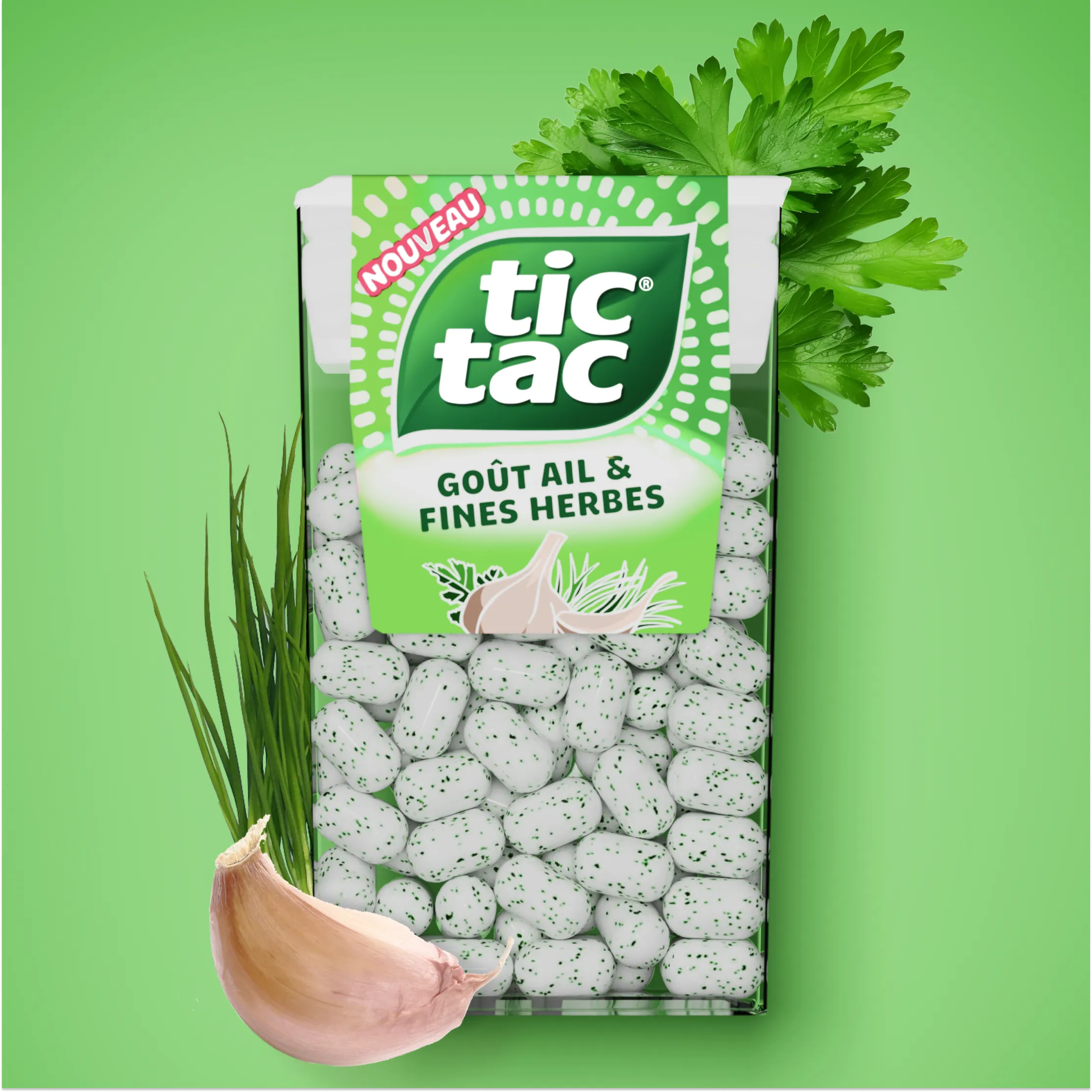 Rendu 3D d'une boite tictac gout ail et fines herbes sur fond de couleur