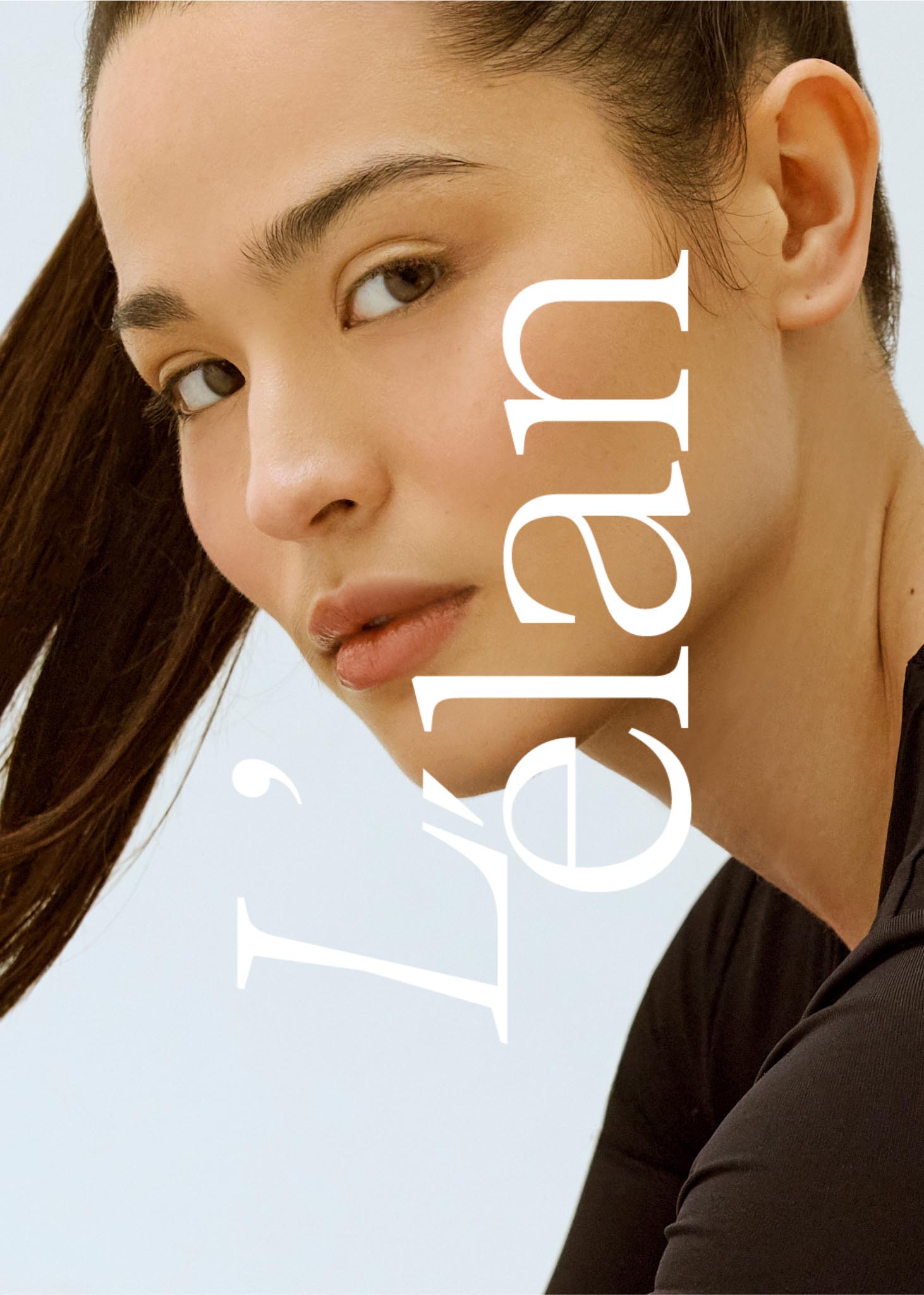 Portrait rapproché d’une femme regardant l’objectif