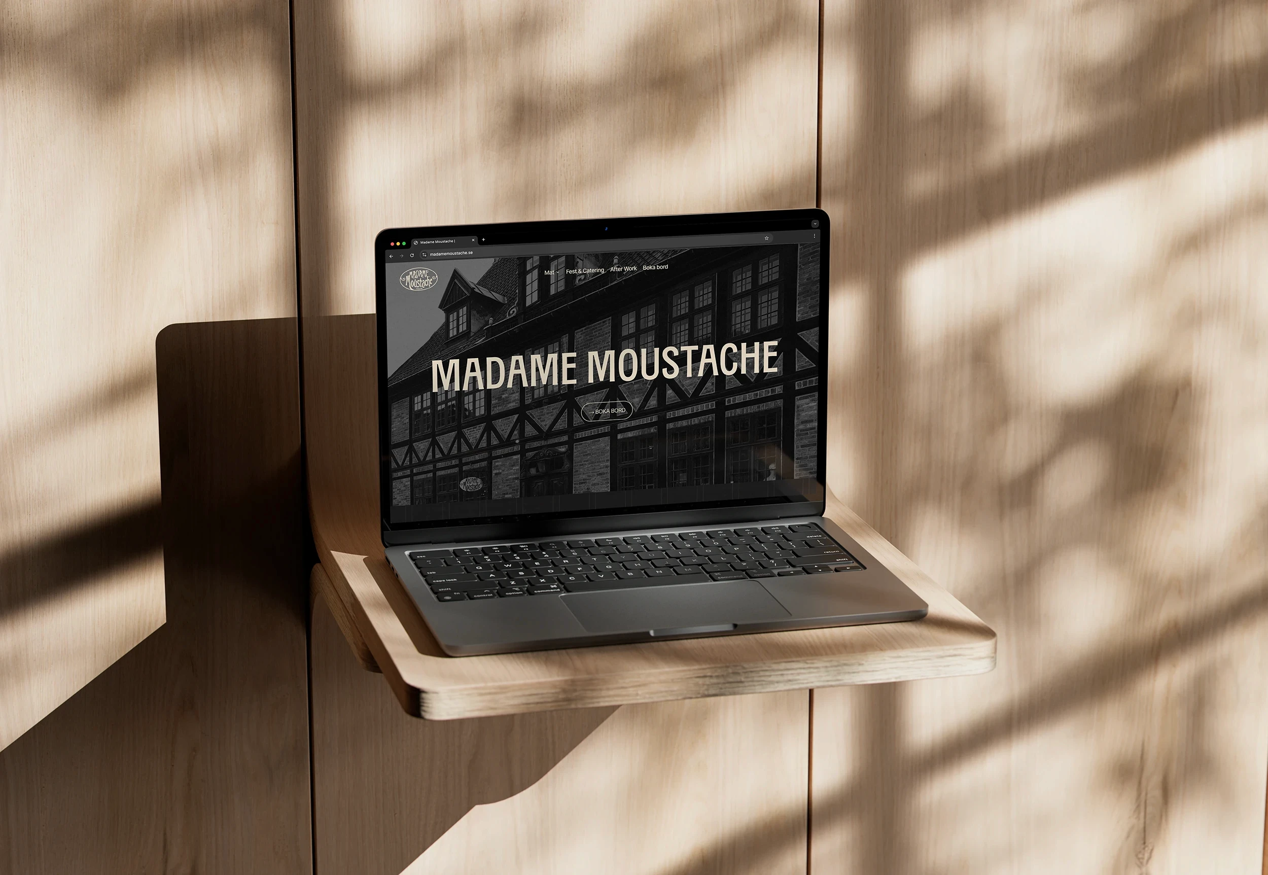 En dator på en hylla