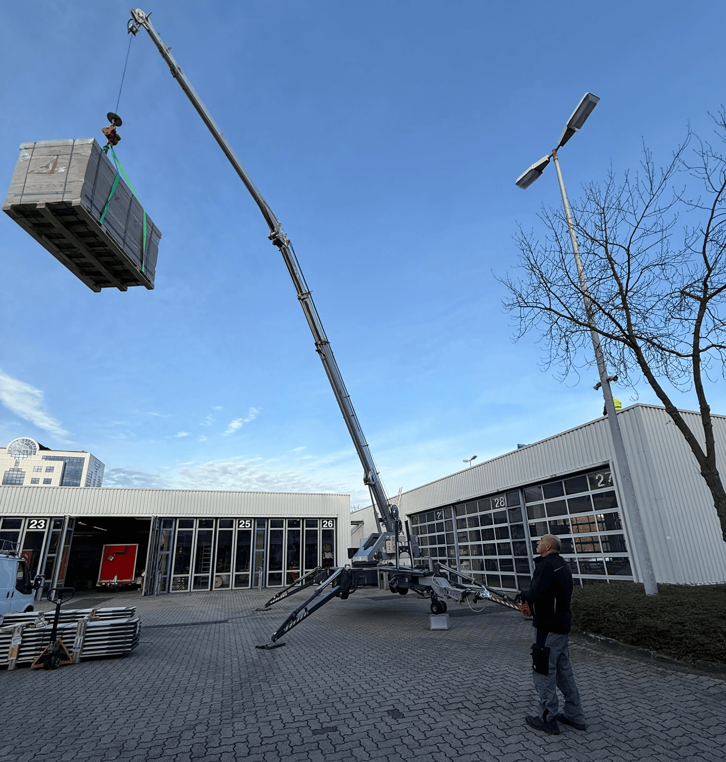 PB Dachtechnik, Dachdeckermeister aus Erftstadt, mit Anhängerkran im Einsatz auf der Baustelle im Rhein-Erft-Kreis.