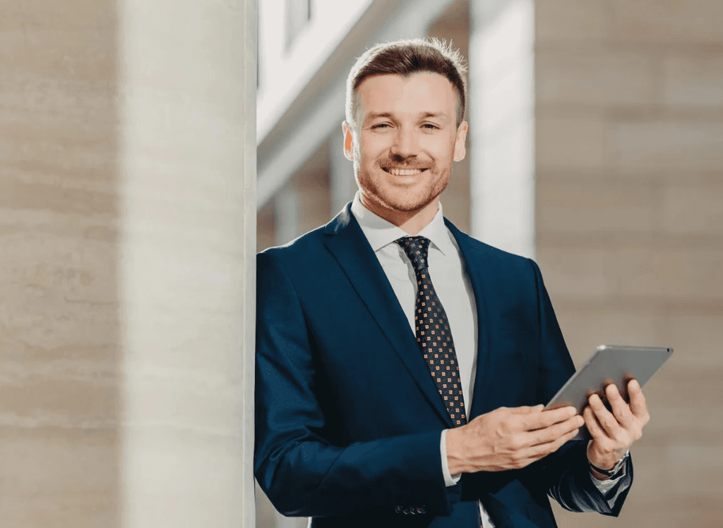 Geschäftsmann im Anzug mit Tablet – Symbolbild für strategische Investoren in Healthcare-Startups