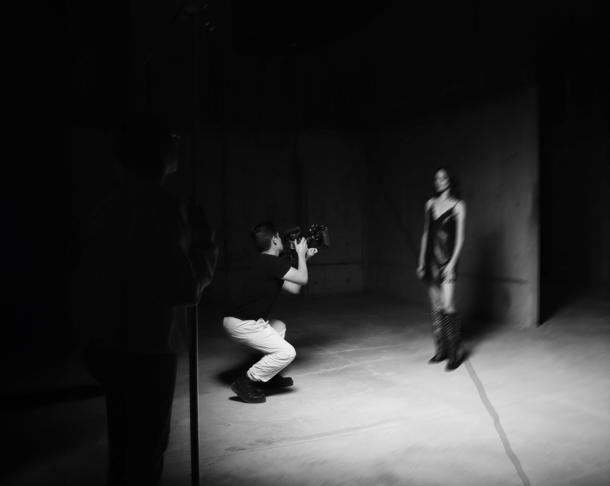 Person stand in front of a red sports oldtimer