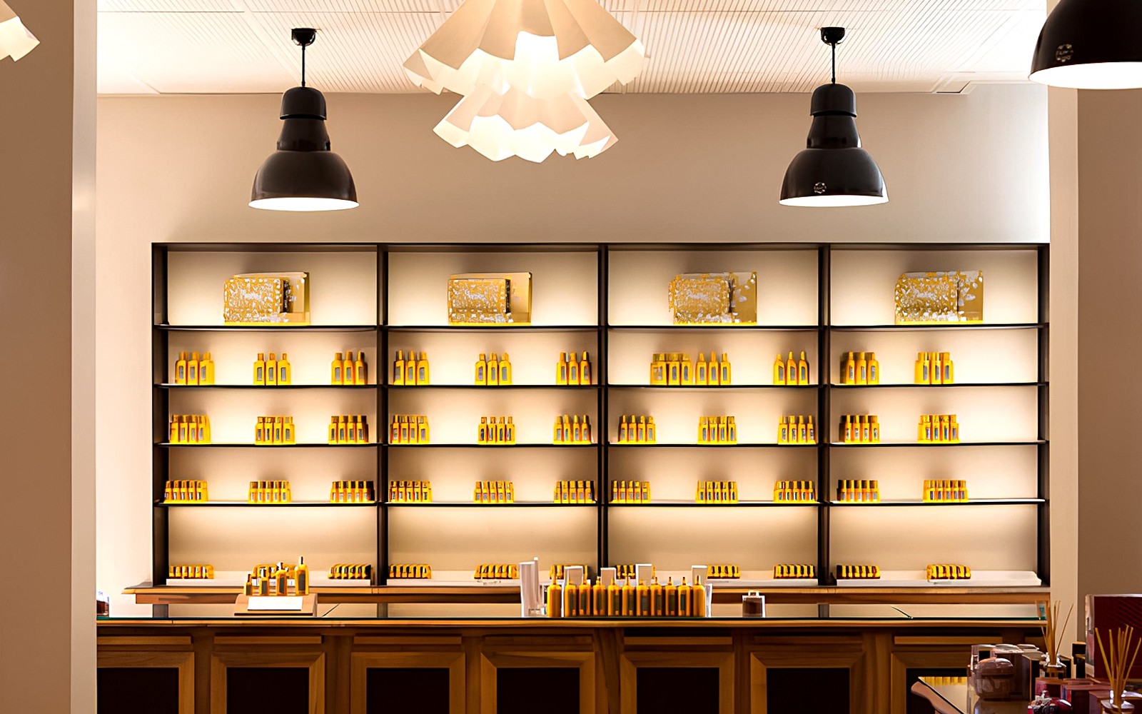 巴黎的弗拉戈纳尔香水博物馆陈列架上展示着各种香水瓶。