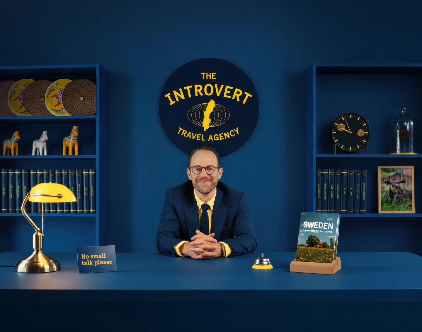 Zástupce cestovní agentury pro introverty v propagačním videu kampaně Visit Sweden.