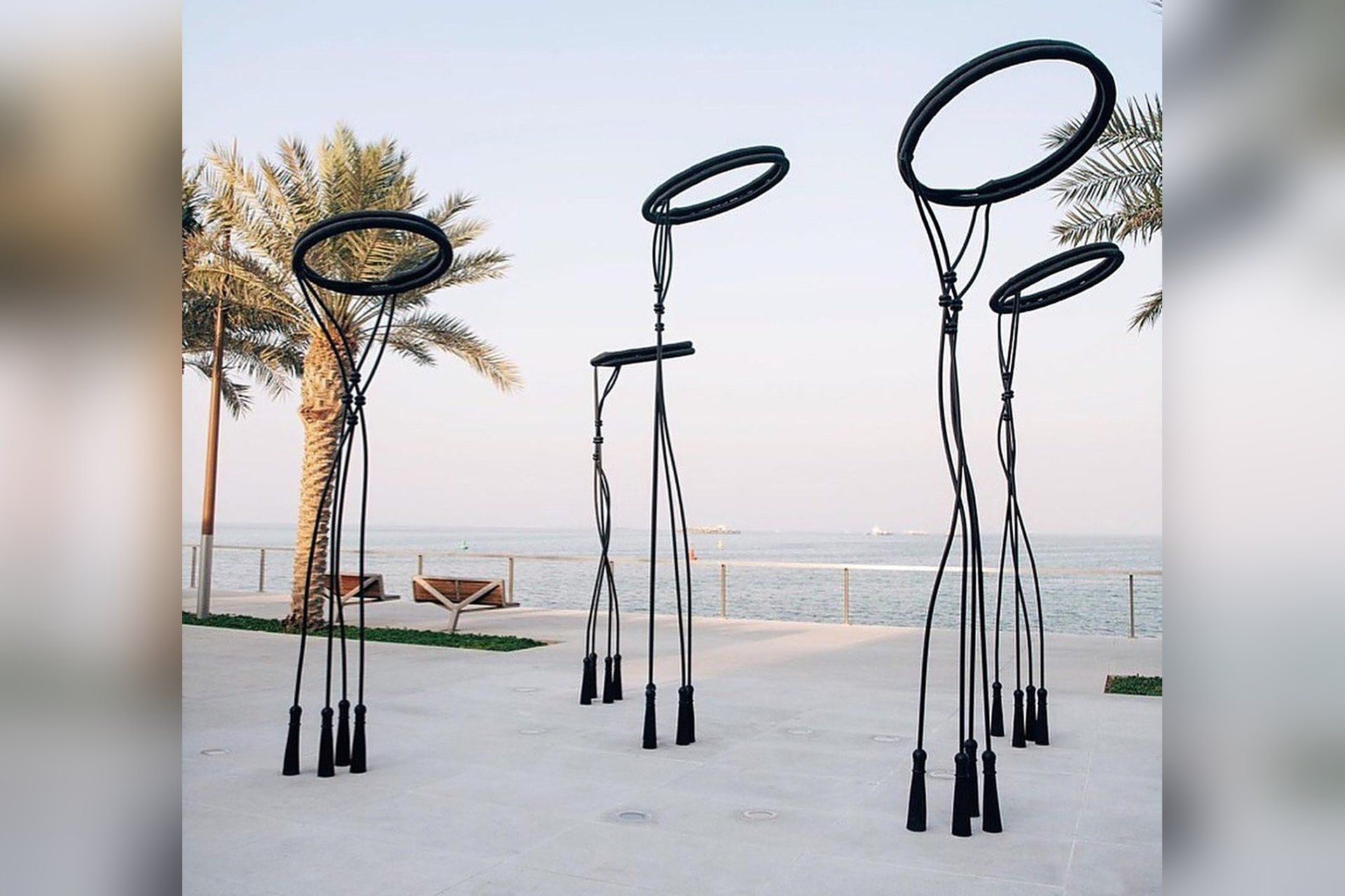 La sculpture Egal de Shouq Al Mana, des agals géants dressés face à la mer sur la promenade de Lusail Marina