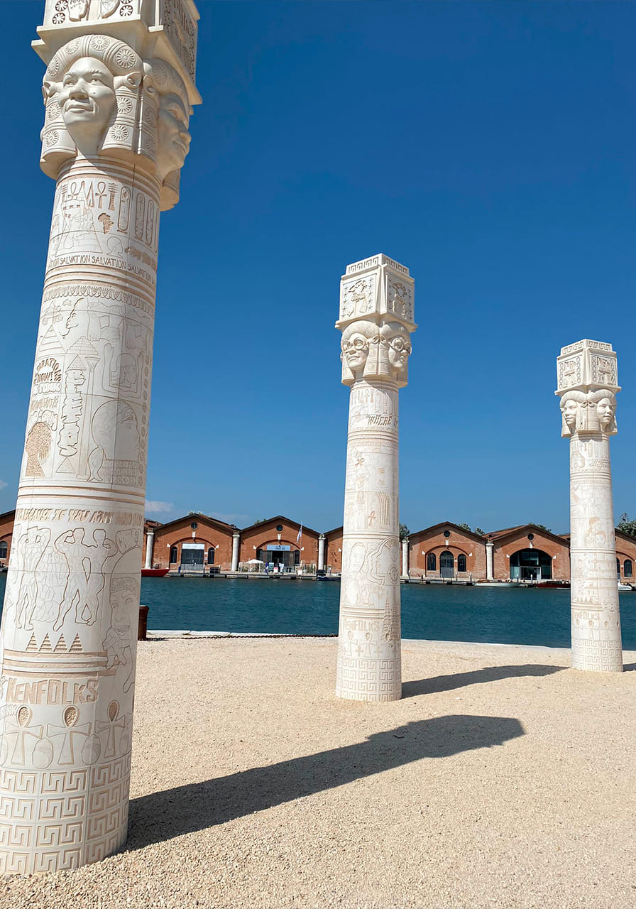 Современная скульптура на фоне венецианских каналов