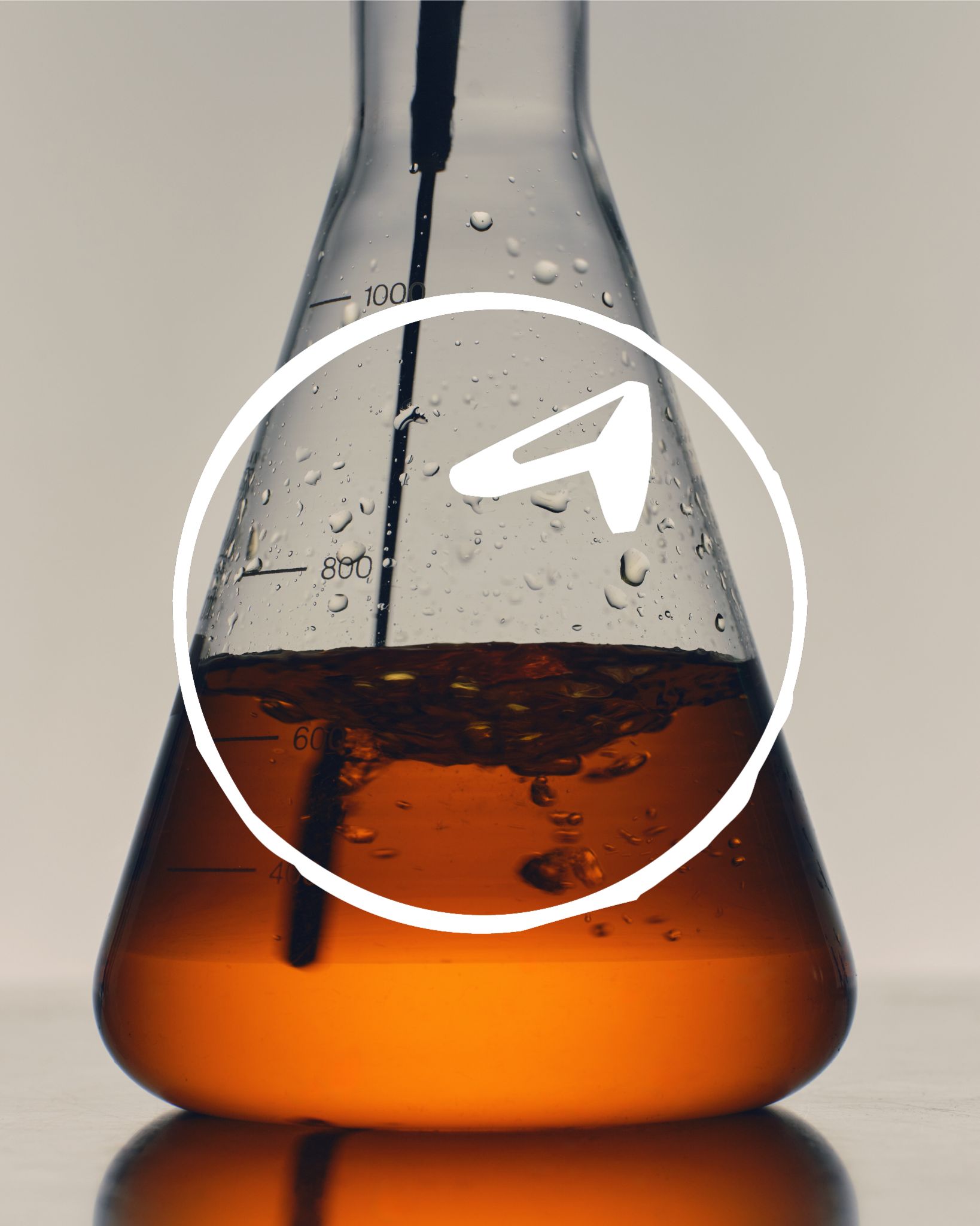 becher de laboratoire avec solution ambrée à l'intérieur et logomark pomesse paris en overlay