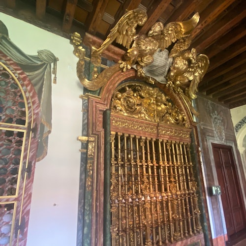 Zengin süslemelerle donatılmış şapel