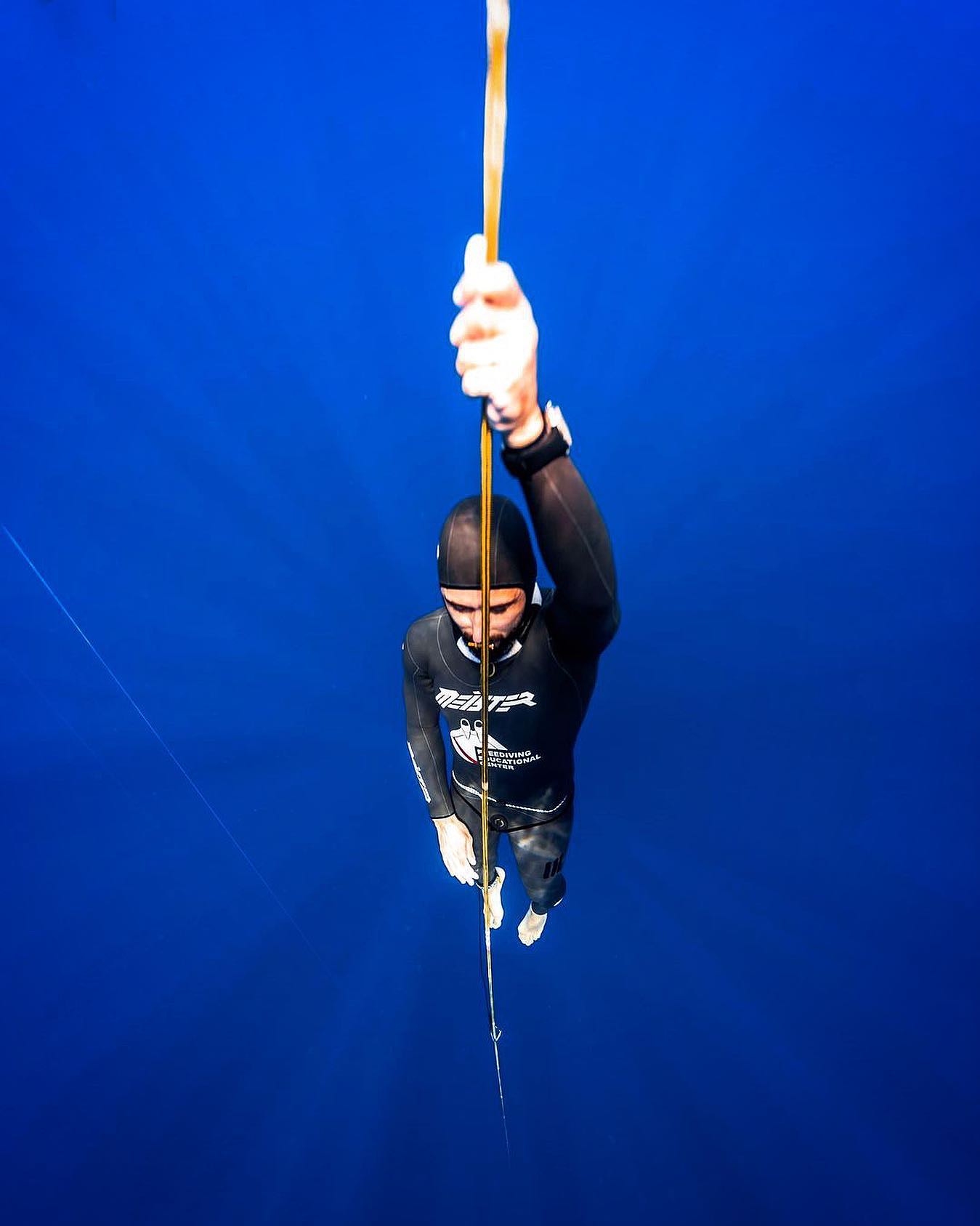 freediver meister athlete diving on a string