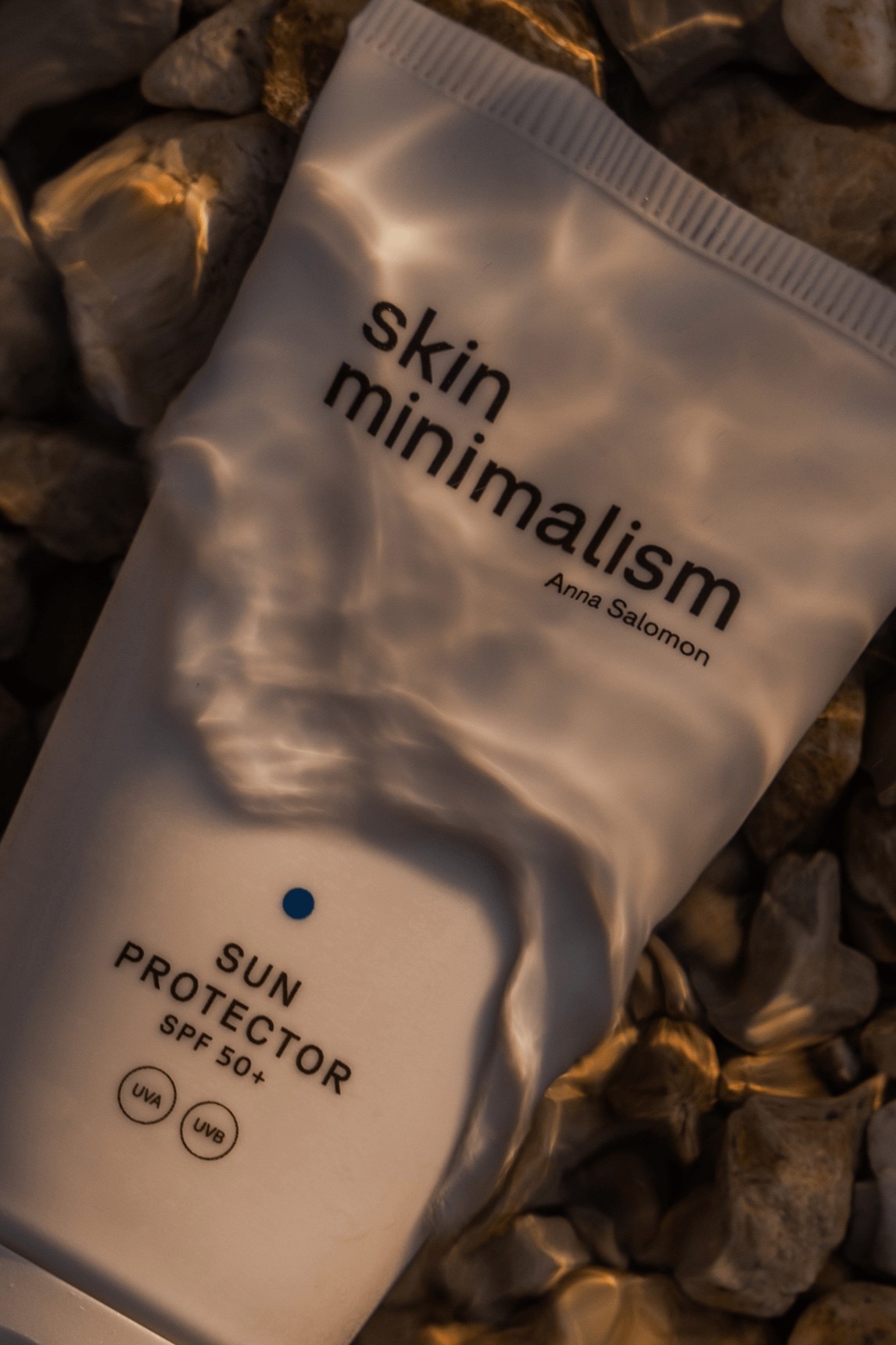 Sesja zdjęciowa dla Skin Minimalism – produkt marki Skin Minimalism na kamieniach