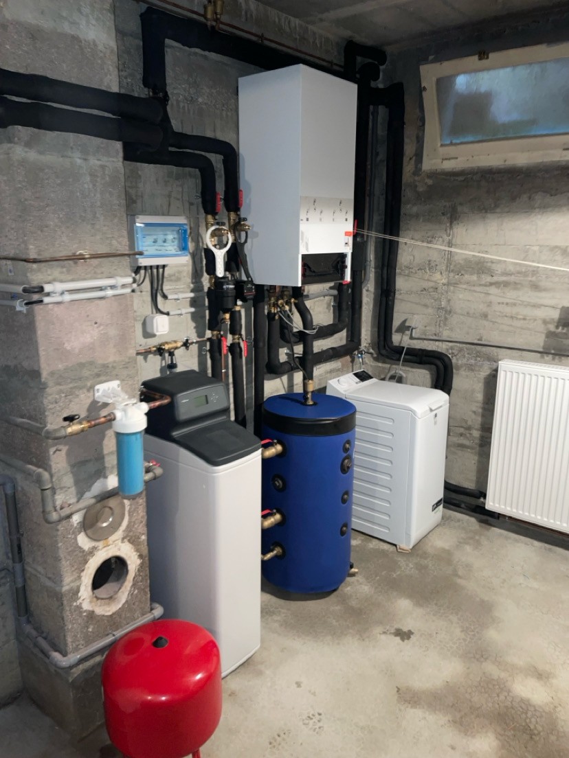 Plombier chauffagiste professionnel à Nantes équipé de son matériel complet et son casque de sécurité - Artisan qualifié pour dépannage d'urgence et installation plomberie dans la région nantaise