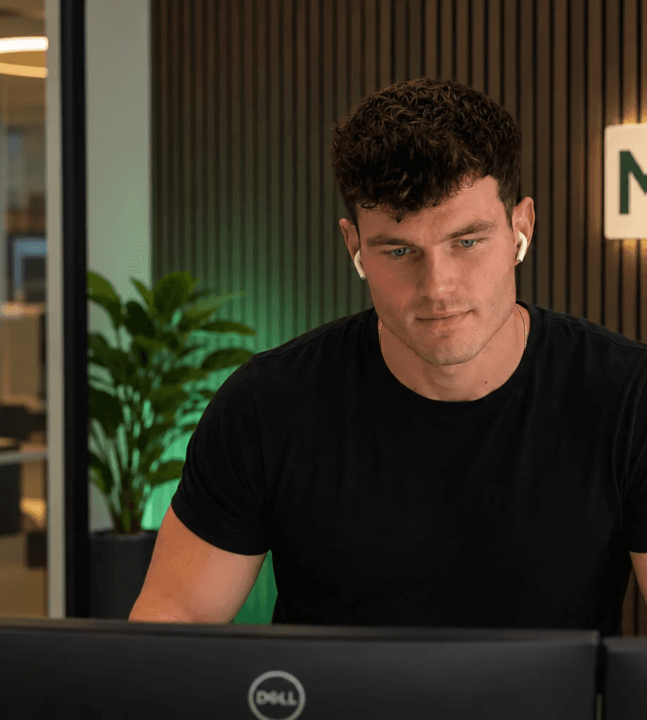 Mads fra ME Digital arbejder på Wakelights webshop og optimerer webdesign og brugeroplevelse