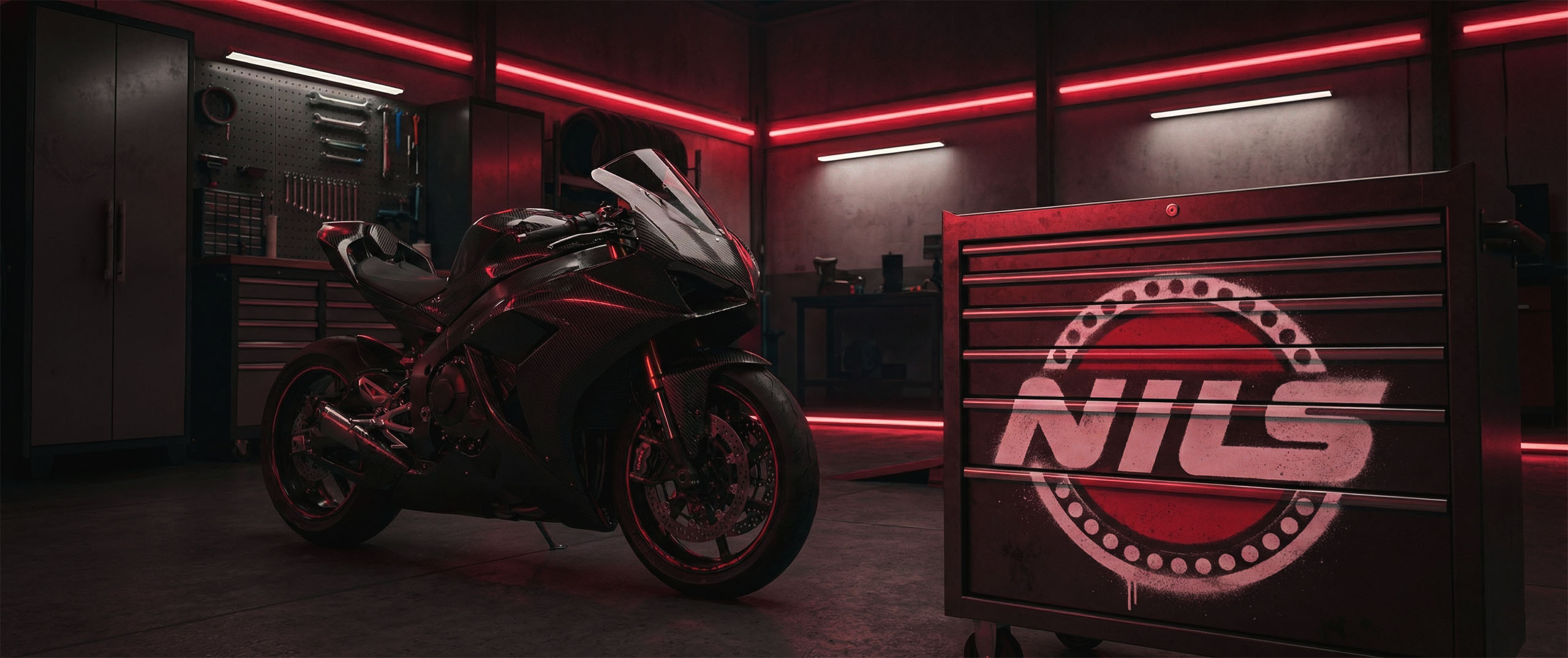 Mano di un meccanico con guanto che lavora sulla corona e il mozzo posteriore di una moto