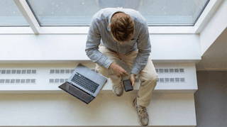 social youth eigenaar jesse dekkers maakt een social media post