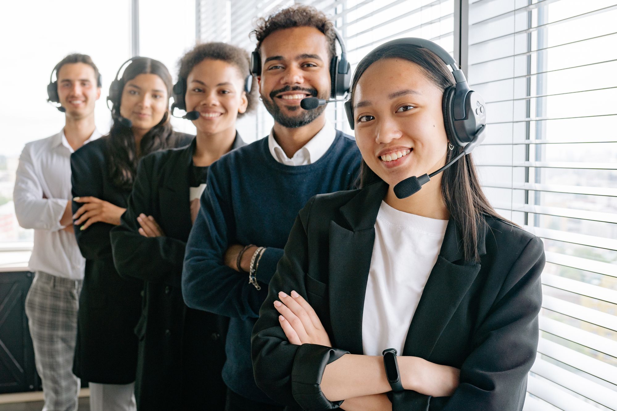 Professioneel team met headsets staat klaar voor telefooncontact bij kinderopvang