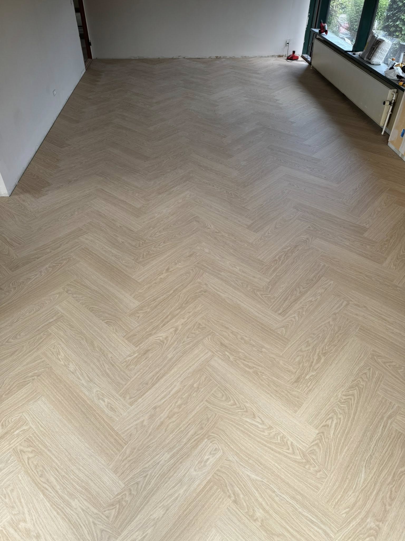 Eksklusivt og nylagt sildebensparket med perfekt snedkerfinish