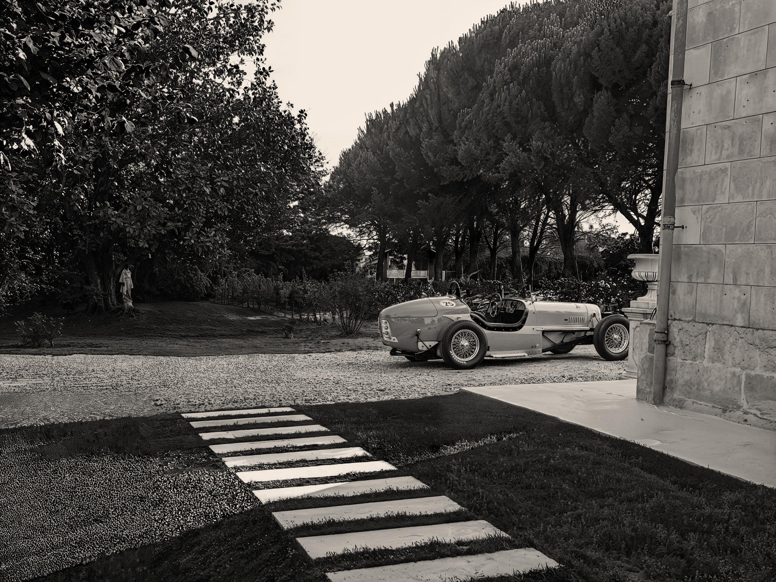 Entrée de propriété avec voiture vintage, allée en dalles sur gazon, section Contact du site Invivo Paysage