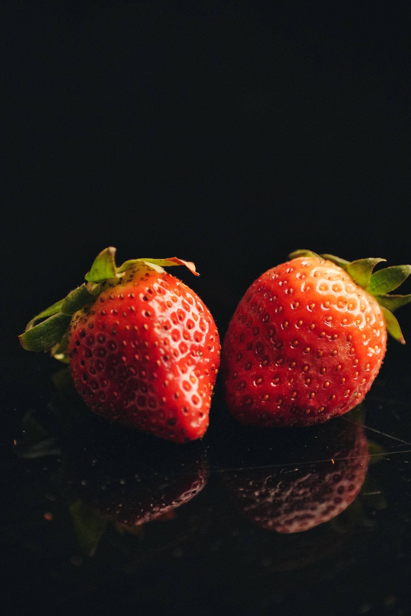 Fresas frescas sobre fondo oscuro