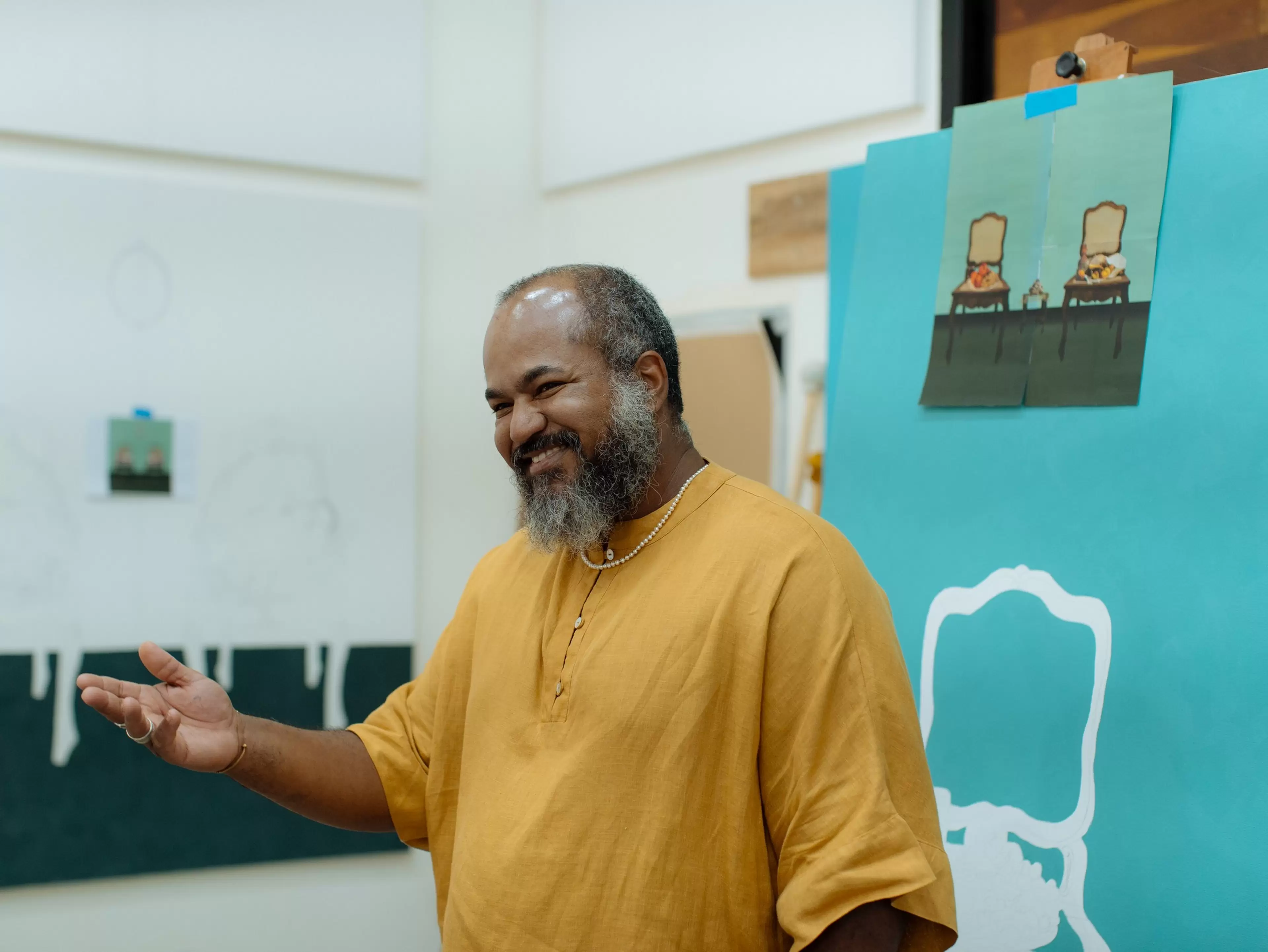 Dalton Paula à l’atelier, dans le reportage consacré à la préparation de ses nouvelles peintures pour Frieze London 2026.