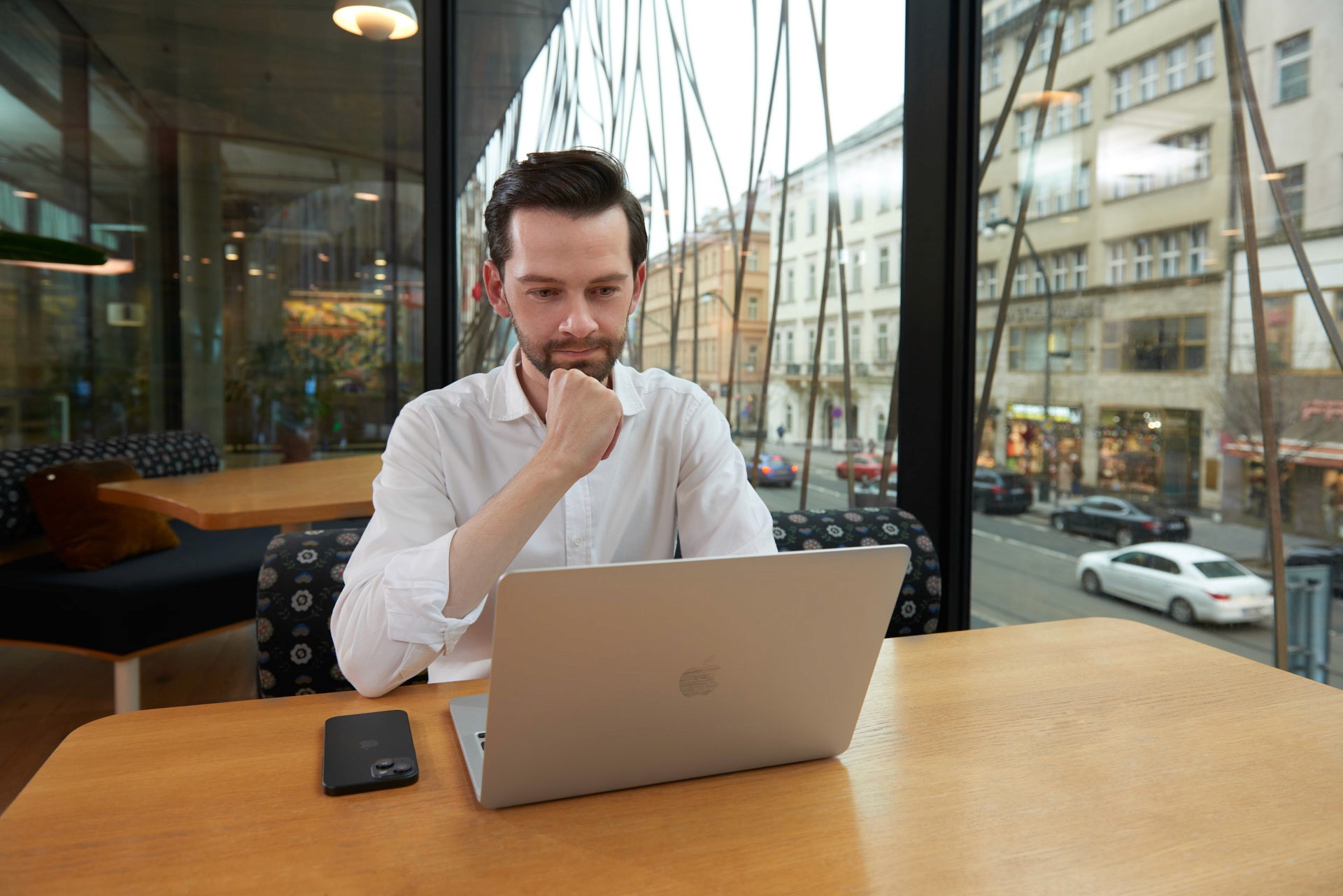 Groovio a Ondra Vazač fotka, kde sedí u počítače a má schůzku online ohledně tvorby obsahu skrze umělou inteligenci pro firmu, kterou bud etvořit studio Groovio z Prahy.