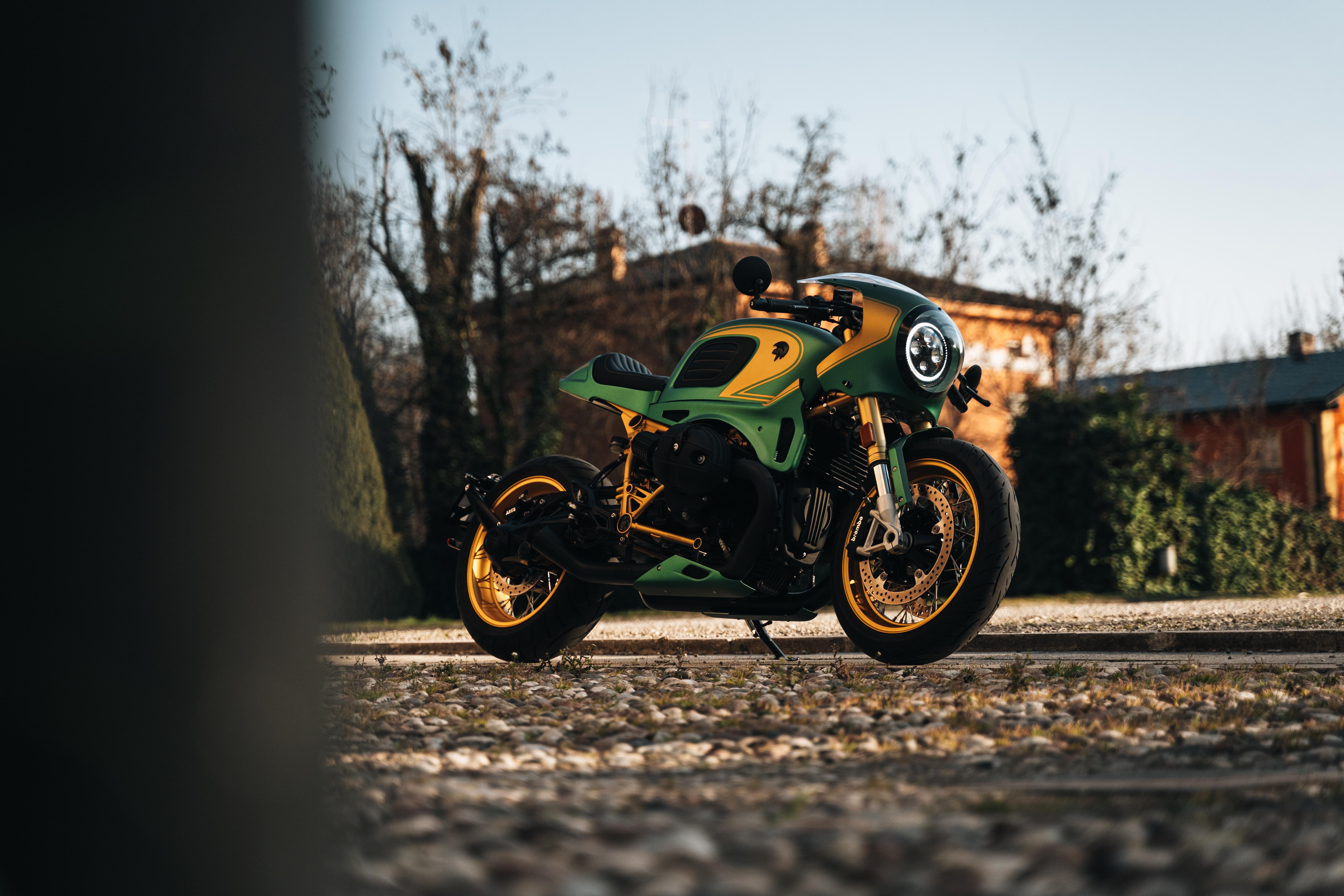 Foto di moto Ares Design con carene verdi e gialle