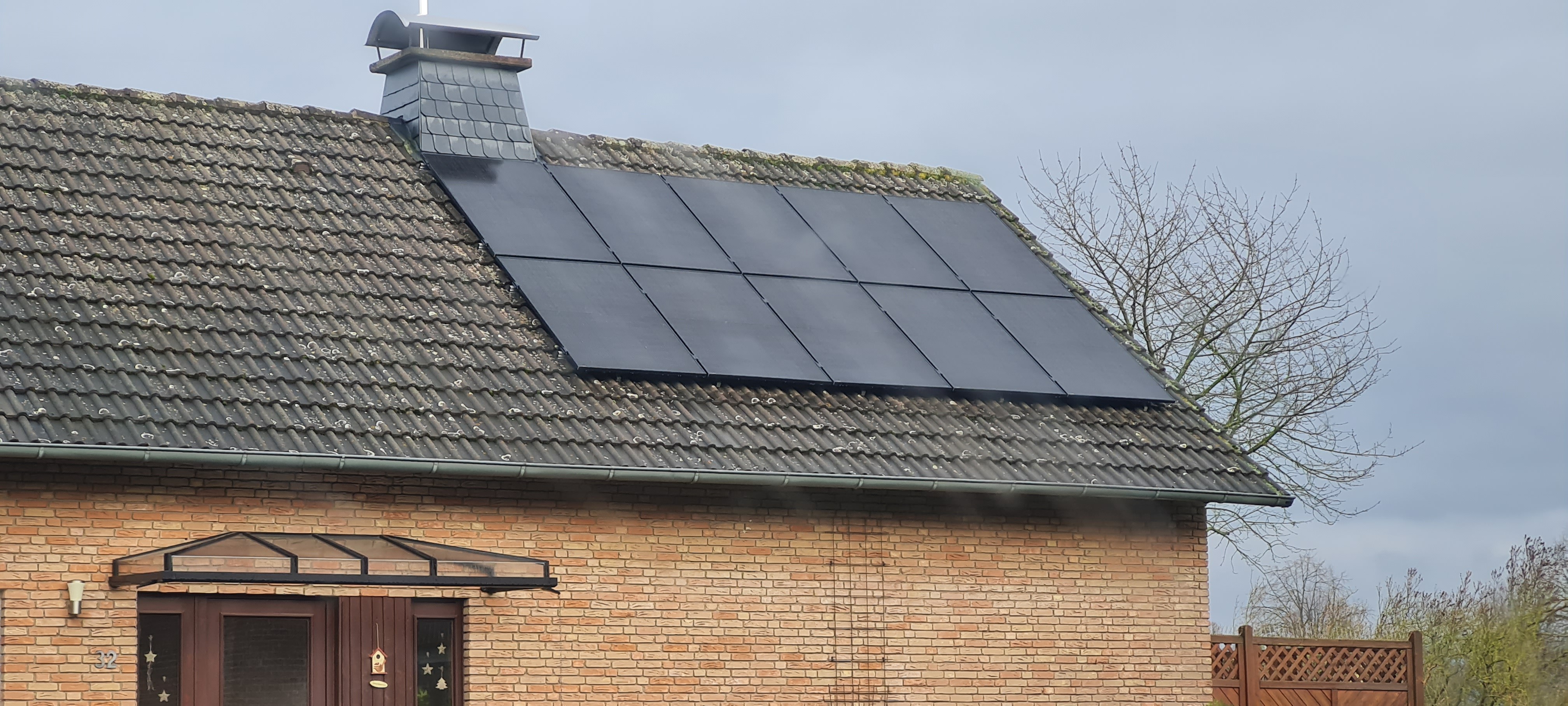 Dach mit PV-Anlage in Albaxen