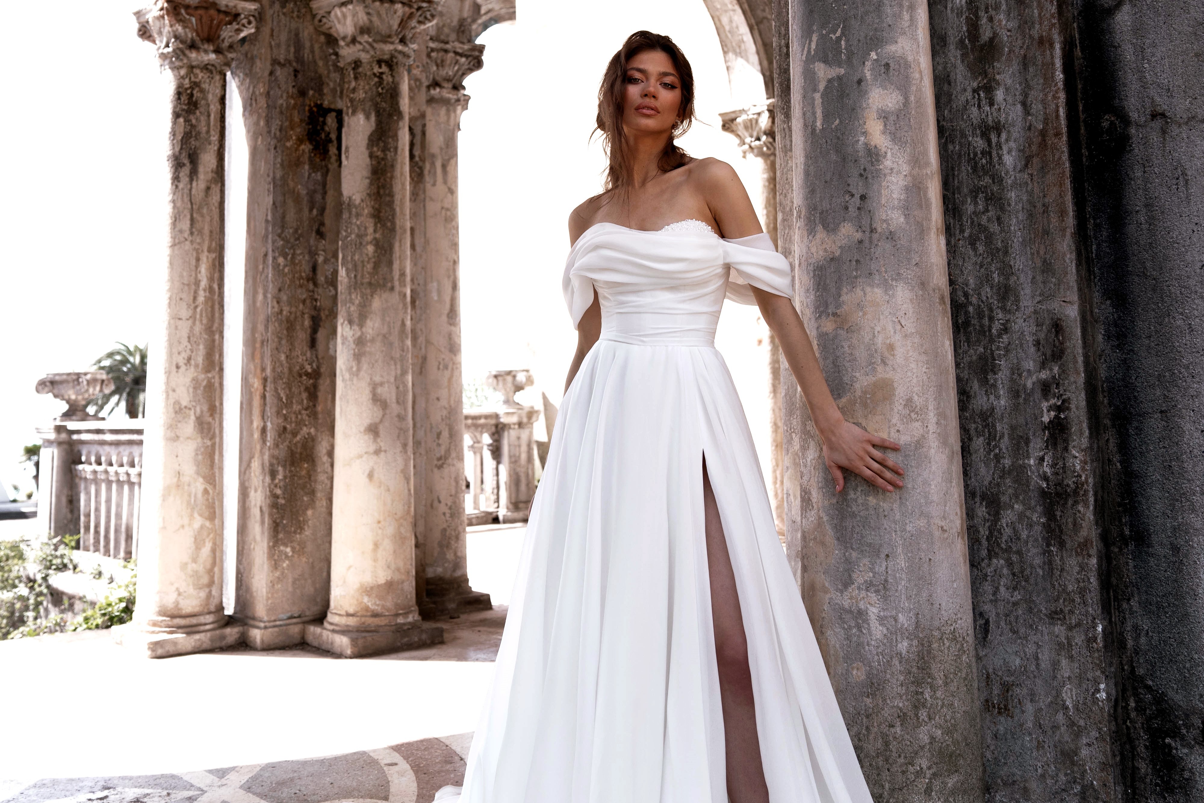 Schulterfreies Hochzeitskleid mit kurzen Carmen-Ärmeln