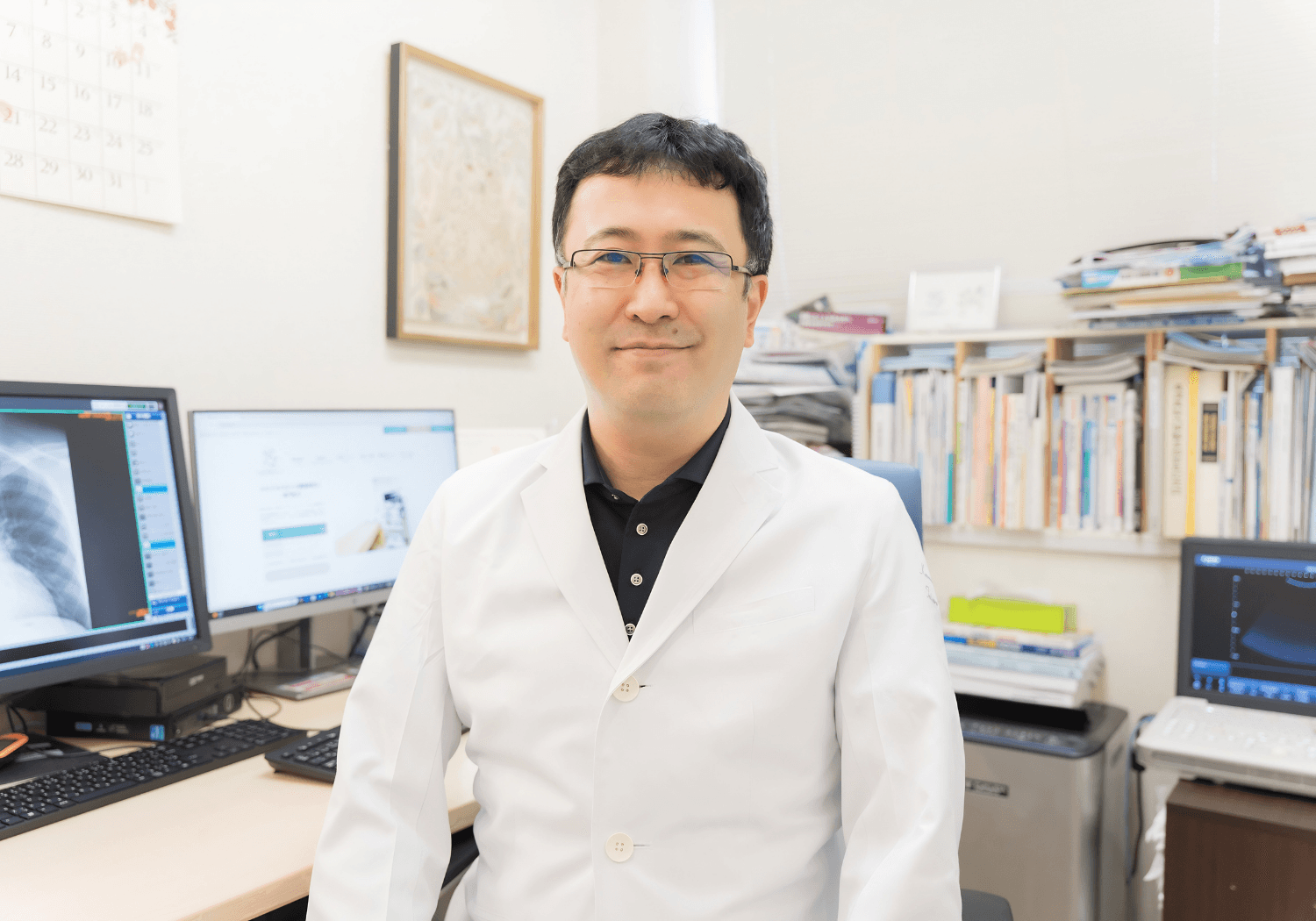 診察室でカメラを見つめる髙山哲朗先生