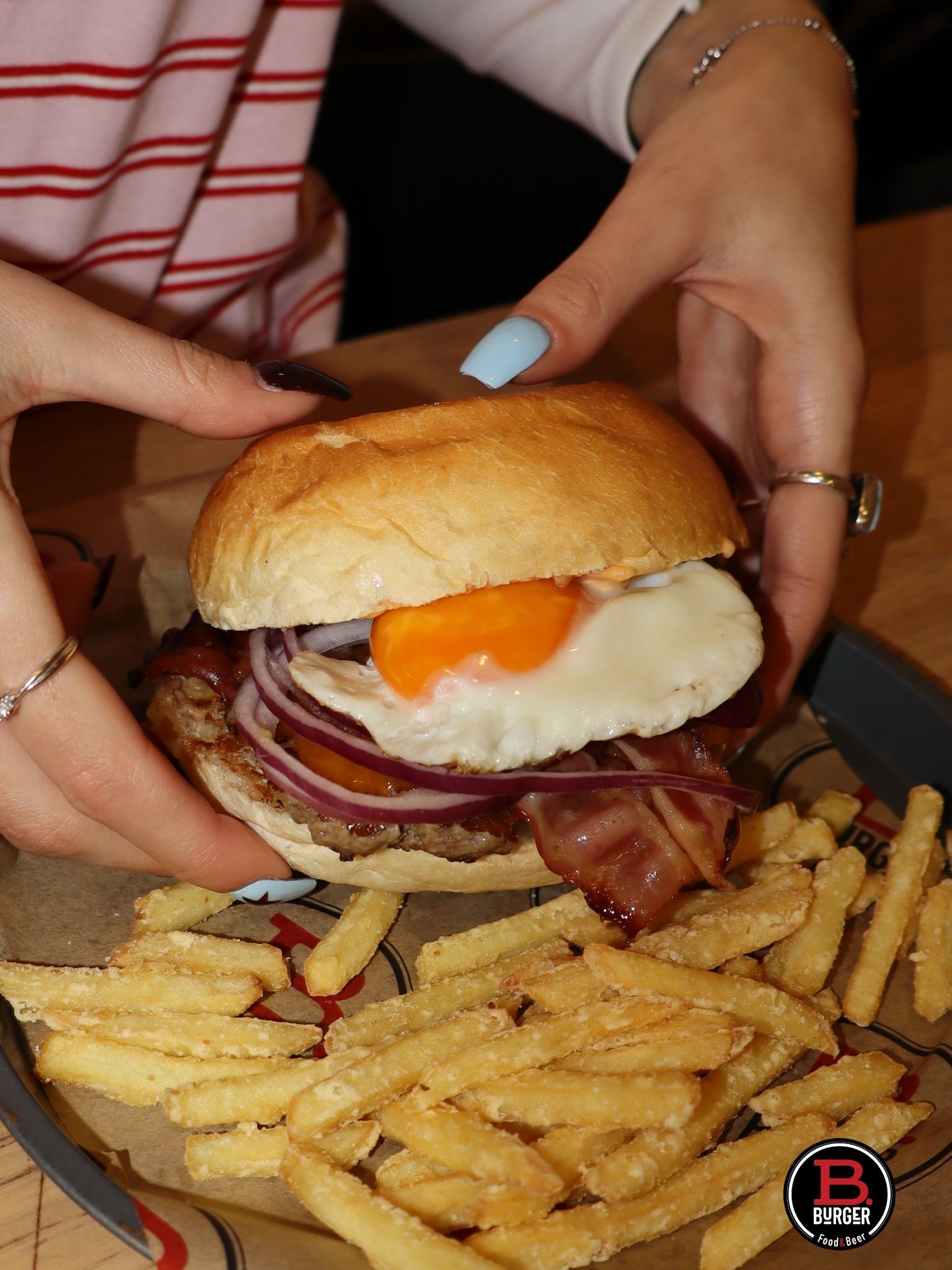 Scatto professionale su sfondo neutro per IGI AMA, curato da Aura Studio, agenzia genovese: foto e editing studiati per un sito web chiaro, elegante e funzionale.