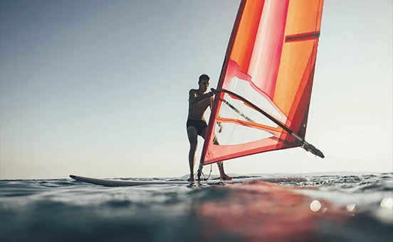 Homme débute la planche à voile